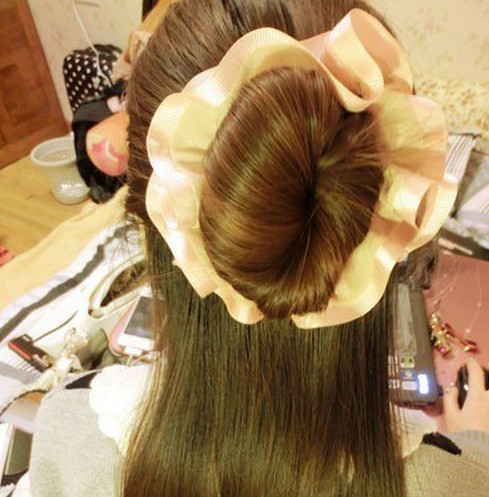 点击大图看下一张：图解六：最后一小步非常的简单，只需要在花苞上装饰一个大大的发饰就OK啦！超韩式的公主头扎发，有没有瞬间秒杀了你眼睛呢？一起学起来吧。