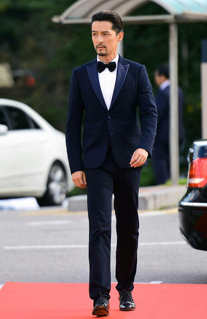 点击大图看下一张：胡歌获首尔电视节人气奖，大背头小胡子造型被赞帅爆。