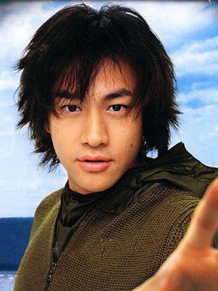 点击大图看下一张：这款日式男生短发，偶像气质十足。