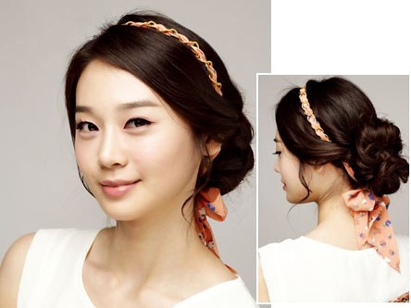 点击大图看下一张：韩式扎发时尚柔美，利用发带挽起刘海，让整个发型更加温婉淑女。
