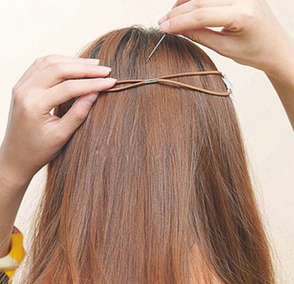点击大图看下一张：步骤五：之后用超显唯美范的发饰戴在头发上。