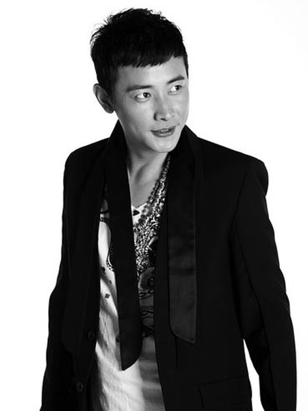 点击大图看下一张：这款露额超短发型，清爽不失男人味。