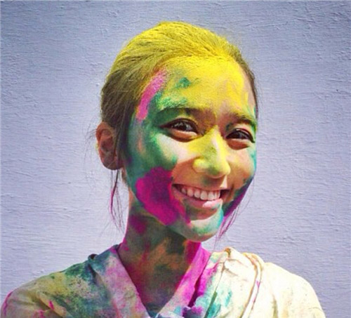 点击大图看下一张:这张照片让小编联想到最近也比较红火的彩色跑,猫力molly不愧是拍照达人,选择盘发,把发髻置于脑后,不高不低的感觉,不会显得很不和谐,碎发展现出不同的颜色,打造五彩发和灿烂的笑容融为一体。