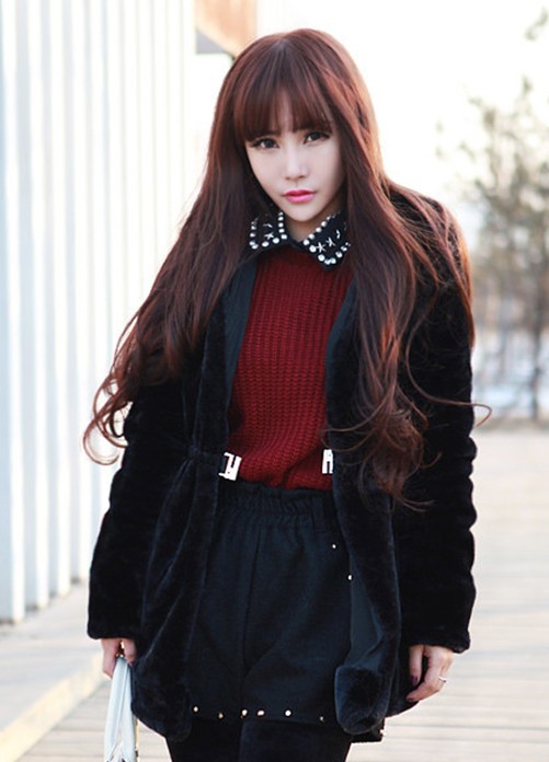 点击大图看下一张：韩式齐刘海长卷发，透着缝隙的齐刘海，长及腰际的长卷发，喜欢这种飘逸感，很美，发梢处的微卷彰显了几分动人魅力，红棕色头发增添了粉嫩和时尚感，美哦。