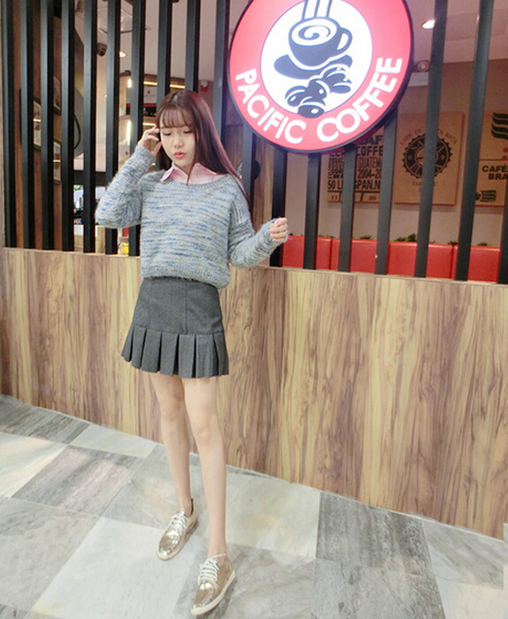 点击大图看下一张：韩国彩色针织毛衣+学院风百褶呢子裙+长直发空气刘海，是不是更加减龄又甜美的搭配呢？你喜欢吗？