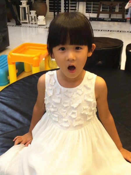 点击大图看下一张：贝儿扎起头发变小公主。