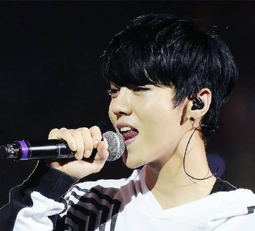 点击大图看下一张:黑色是最原始也是最纯净的颜色,这次EXO最后一站的演唱会上,鹿晗就选择黑发亮相,褪去了彩虹发的鹿晗,显得非常干净,像个简单的大男生一样,刘海遮住一边眼睛,整个造型非常饱满,让我们看到了一个不一样的鹿晗。