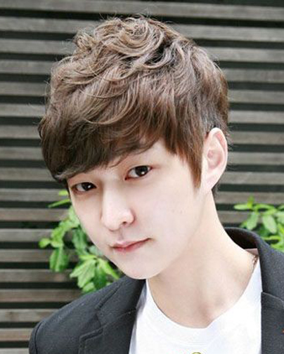 点击大图看下一张：顶部蓬松的发丝极具空气感，凸显五官立体造型，是一款帅气潮流的韩式商务风男发的典型。