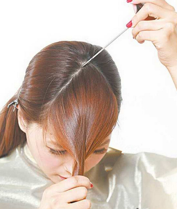 点击大图看下一张：步骤四：中间到两眉尾间的头发，用尖尾梳的梳尖划出来，作为刘海，其余的头发先夹起来。