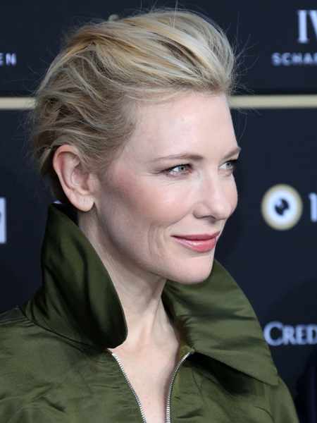 点击大图看下一张：Cate Blanchett，无刘海短发，略蓬起的发顶，让短发也同样百变，时尚味剧增！