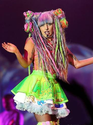 点击大图看下一张：Lady Gaga的一贯作风什么都得够鲜艳够夸张。只是这个发套带起来真的不沉么？