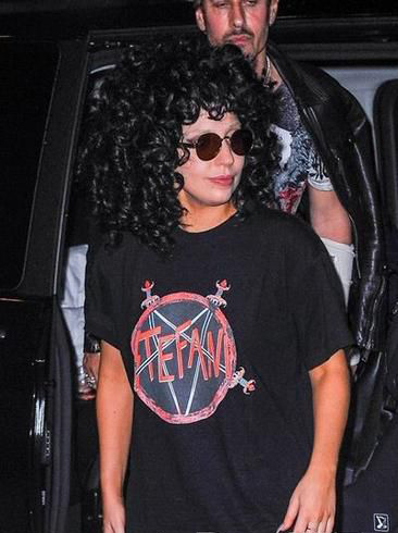 点击大图看下一张：对于Gaga来说这样的爆炸头已经是小儿科了，黑色密实的卷发搭配上下衣走失的装扮，让她看起来就像是从疯人院刚刚跑出来的一样。