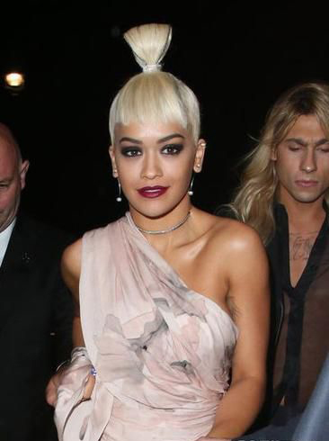 点击大图看下一张：瑞塔·奥拉(Rita Ora)，“葫芦娃”不够再用“天线宝宝“的发型过过瘾。