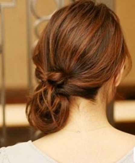 点击大图看下一张：一款优雅漂亮的韩式侧边低薪位花苞头发型扎法，发型步骤简单易学哦，喜欢的不妨动手试一试！