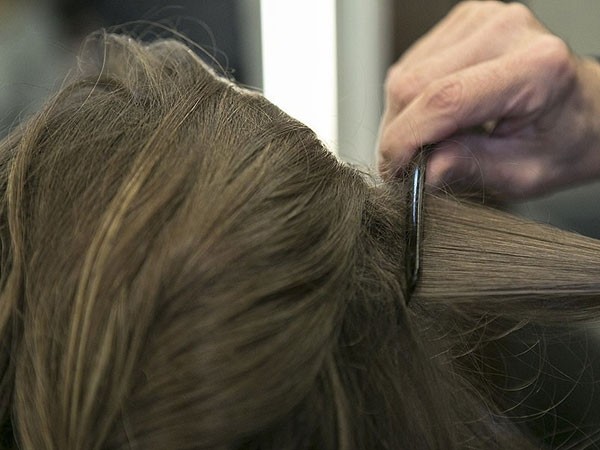 点击大图看下一张：使用梳子将发根弄得更加蓬松，这样的模式可以让头型看起来更加丰满圆润。