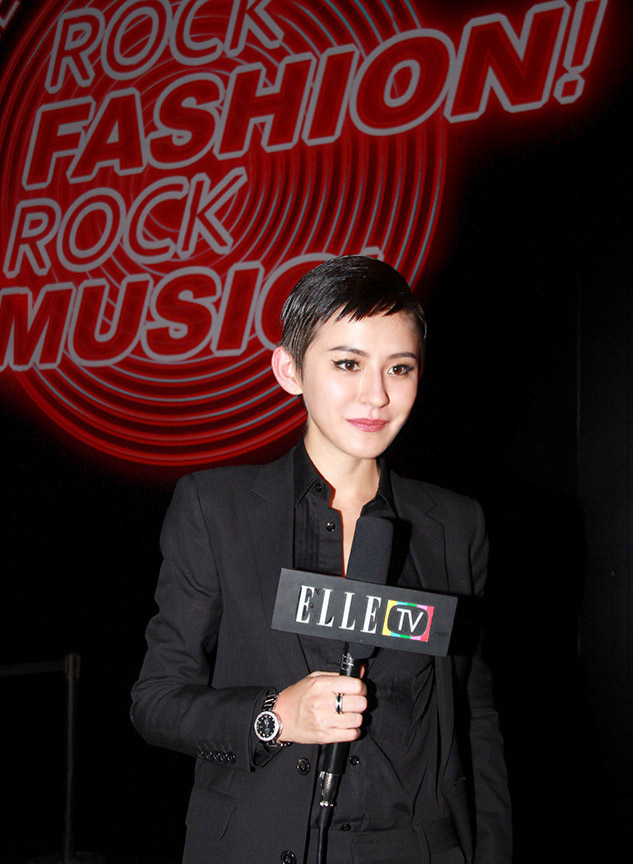 点击大图看下一张:10月24日晚,一年一度的ELLE风尚大典在上海世博园举行,因在《甄嬛传》中饰演“宁贵人”而走红的女演员热依扎受邀出席典礼,全新短发造型亮相的扎扎(热依扎昵称)帅气十足,成红毯最大亮点。当晚,热依扎身着Saint Laurent Paris西服亮相红毯,与短发“男神”造型完美融合,随意敞开的衬衫领口让她同样性感撩人,精致眉眼与诱惑红唇更添明艳生动。