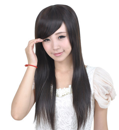 点击大图看下一张：将柔黑亮丽的长直发能与夜色装融为一体，透着一咱神秘的气息，整个造型的设计搭配上性感直发凸显出一种复古气质，如果你也喜欢不妨一试吧。