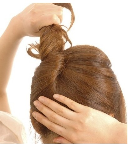 点击大图看下一张：3、盘绕固定，将扎好的头发绕过发髻，把剩下的头发用发夹给夹好。