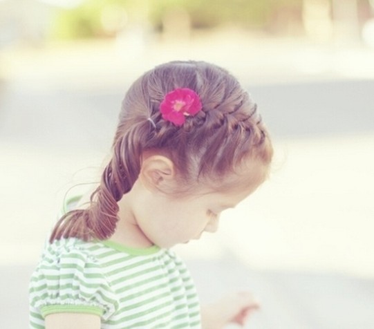 点击大图看下一张：将女宝宝的头发编成精致的蝎子辫，完美显露小女孩童年的个性甜美度，搭配一个红色的小花，显得更加漂亮可爱。