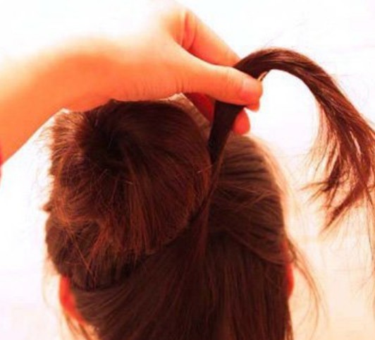 点击大图看下一张：3、把剩下的头发分区为两部分，然后分别缠绕在丸子的头上。
