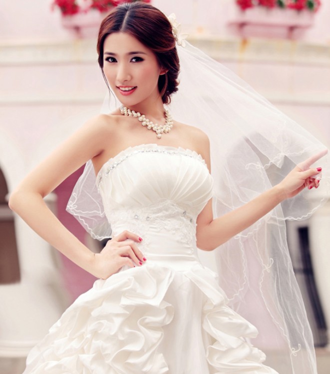 点击大图看下一张：韩式婚纱照新娘盘发发型一：充满公主气质的新娘盘发，挑染的发型更加有时尚感，做出这样华丽唯美的发型，你一定是最美的新娘！