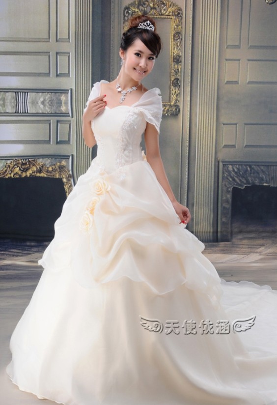 点击大图看下一张：韩式婚纱照新娘盘发发型三：很有高贵气质的新娘盘发，前面是很好看的斜刘海，真心觉得很高贵哦！