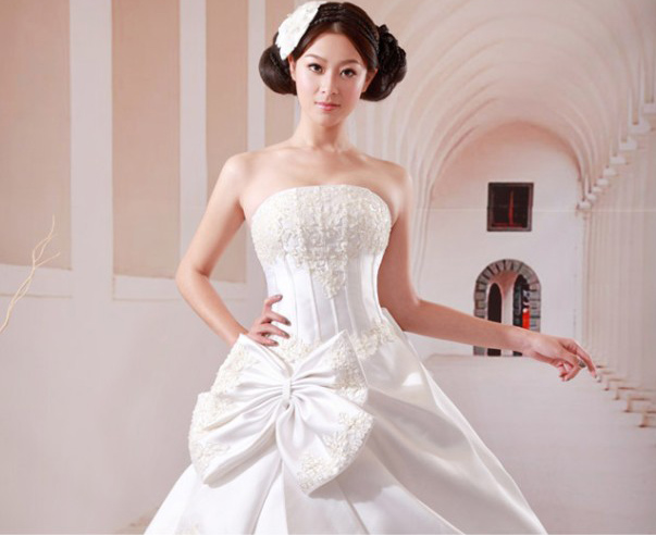 点击大图看下一张：韩式婚纱照新娘盘发发型七：很唯美的盘发，两边的发圈看起来也很有女人味哦！鹅蛋脸的女生选择这样的新娘发型会很好看！