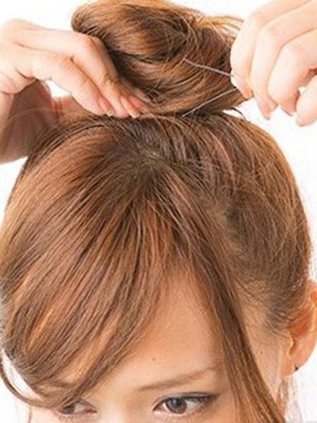 点击大图看下一张：STEP4：扭转到头发最后处，用夹子把发尾固定好。