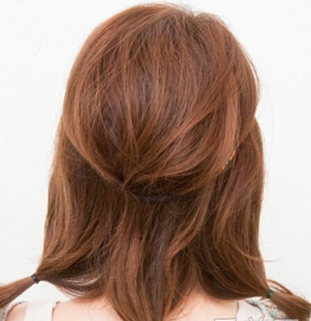 点击大图看下一张：step2：将脑后的头发绑成四个发辫，如图。