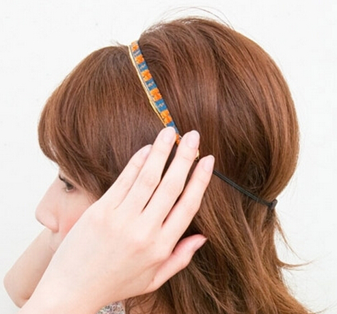 点击大图看下一张：step3：准备好一款发带，将它戴在头顶。