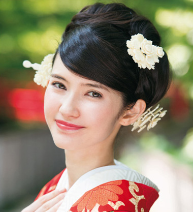 点击大图看下一张：日本女人和服发型图片二：这款发型端庄典雅，将颜色清淡的小花头饰点缀在发髻间，让发型显得更加精致。