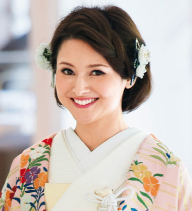 点击大图看下一张：日本女人和服发型图片六：白色的小雏菊头饰别再两侧头发上，刘海编织成大麻花辫，让传统的发型增多了一丝时尚感，提升了甜美度。