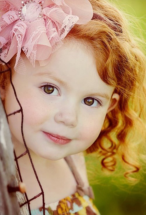 点击大图看下一张：欧美风格的儿童发型设计，棕色的眼睛和红色的头发，搭配起来公主范儿十足。有没有感觉像一个芭比娃娃？