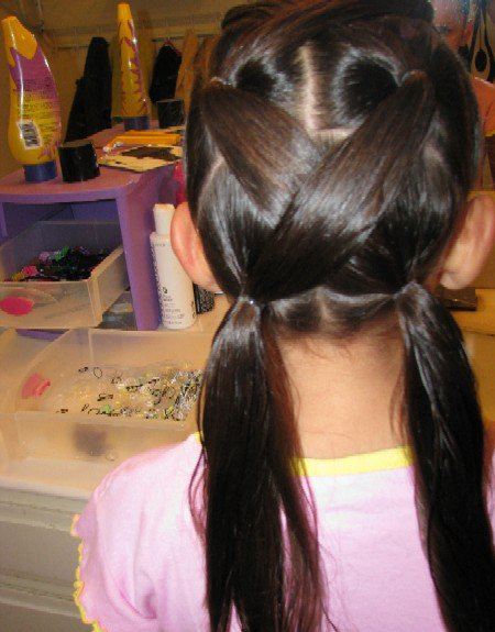 点击大图看下一张：十字交叉的小女孩扎发发型，简单又可爱。