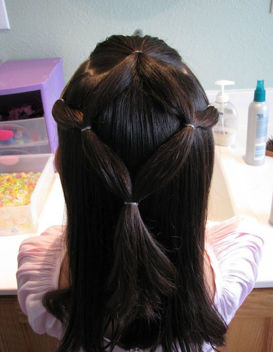 点击大图看下一张：小女孩后菱形扎发发型效果图，简单又可爱的女童发型扎法。