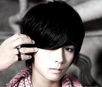 点击大图看下一张：男生斜刘海中长发发型设计八：这款自然黑色的男生中长发，有着韩式风格的味道，斜分的长刘海遮住一边的眼睛，流露出非主流的气息。