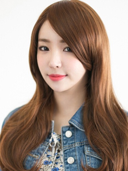 点击大图看下一张：斜分的厚重刘海，搭配内扣的唯美披肩长发，再加上流行的棕色染发颜色，打造一款韩国流行的潮女发型，很显魅力的一款女生发型设计。