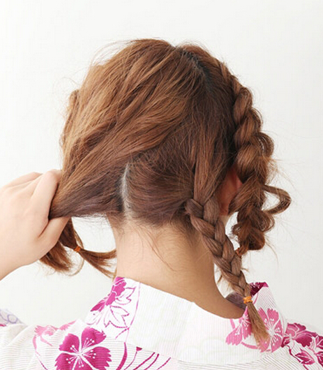 点击大图看下一张：第四步：将编好的辫子发发夹固定在脑后。
