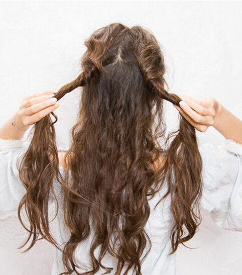 点击大图看下一张：第一步：取出左右两侧的头发扭转成发辫。