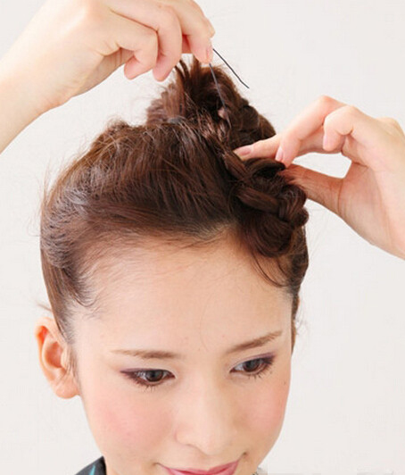 点击大图看下一张：第四步：再将发辫拉扯到前额，用发夹固定。