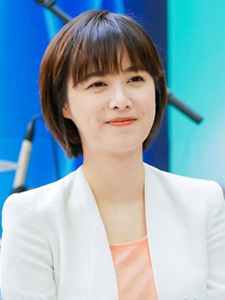 点击大图看下一张：柔顺的短直发发型，加上温柔恬静的笑容，十分清新迷人，薄薄的刘海修颜又充满生机感。