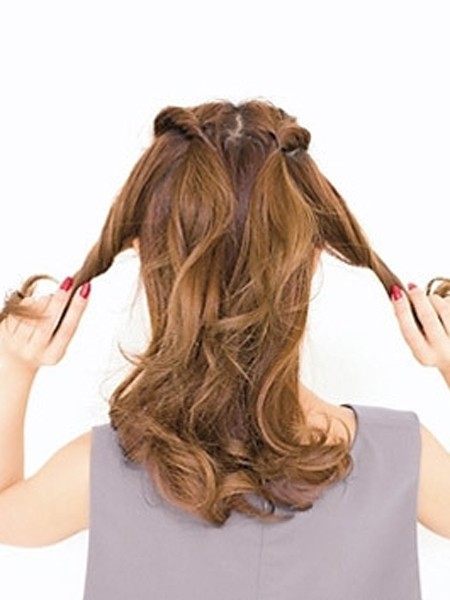 点击大图看下一张：step1：取出前额的头发扭转成发辫。