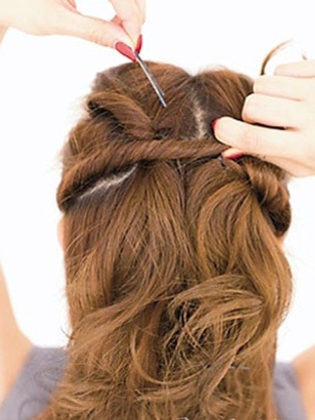 点击大图看下一张：step2：将发辫用发夹固定在头顶。