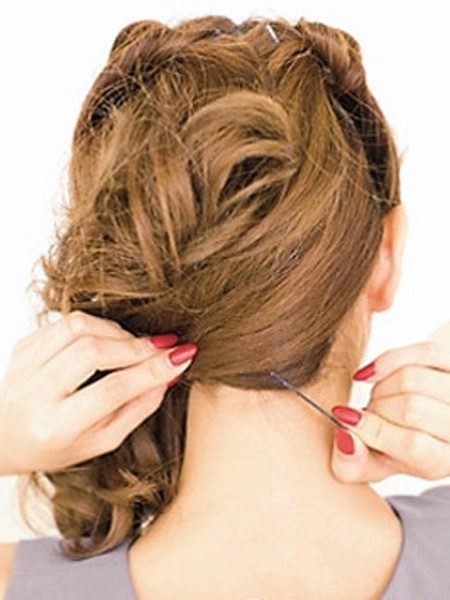 点击大图看下一张：step3：取出右侧的头发用发夹固定脑后。