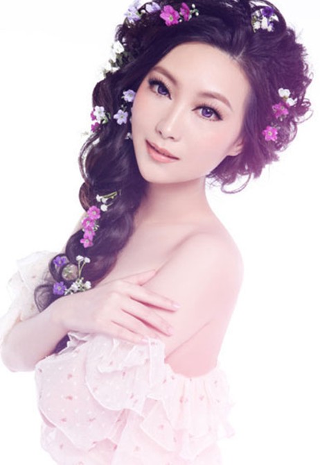 点击大图看下一张：超美的一款韩式新娘盘发，时尚新款哦！编成发辫形状，搭在肩上十分唯美，装饰上花朵饰品，就更加好看！