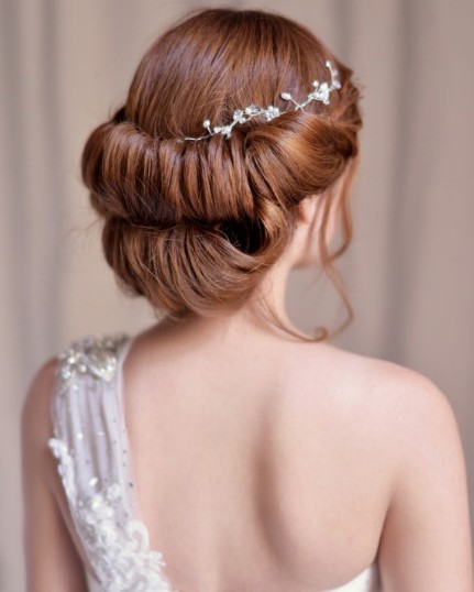 点击大图看下一张：十分优雅的一款韩式新娘盘发，有着层次感的盘发效果，非常有创意，前面留出来的卷刘海，优雅感呈现出来。