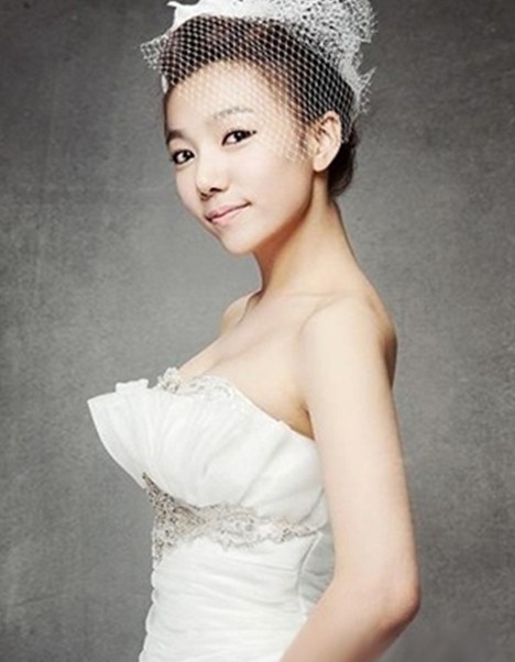 点击大图看下一张：小清新的一款韩式新娘盘发，韩式风格的设计，戴上装饰的新娘饰品，超好看的哟！2013