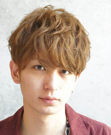 点击大图看下一张:这是一款简单的锅盖头短发发型,头发发量大部分集中在齐刘海部分,很好地修饰了长脸,刘海的厚重感,会拉长身体的比例,同时两边剪得非常短的头发,修饰了高高的颧骨,让这款头发不至于显得单薄。