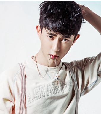 点击大图看下一张：男士短发发型设计六：叛逆感的街头男生造型，齐刘海的造型可以让男生看上去更为青涩，背带裤和宽松T恤的搭配更显青春洋溢。