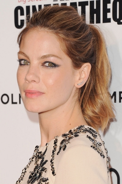 点击大图看下一张：马尾 Michelle Monaghan：最简单的马尾也是最能彰显个人特质的一款发型，头顶略带蓬起让马尾也更显时尚气息。